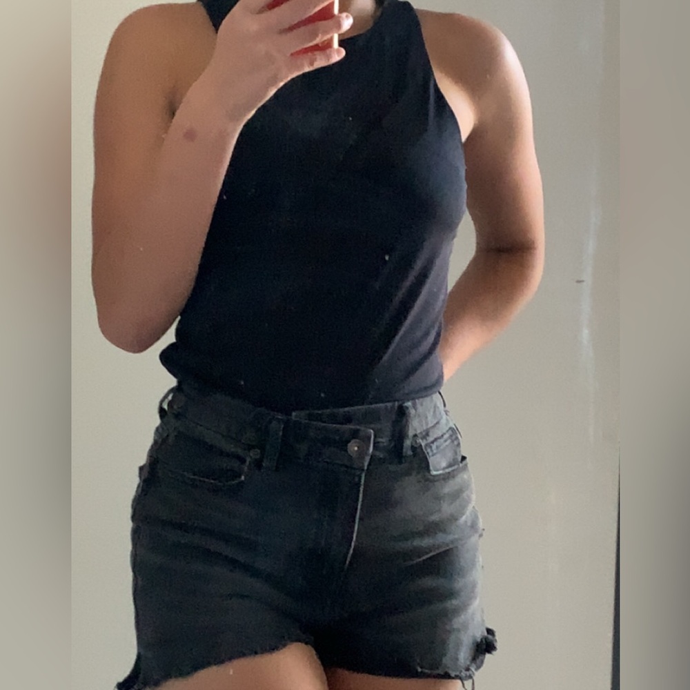 Chic Black Sleeveless Shirt & Frayed Hem Denim Shorts
